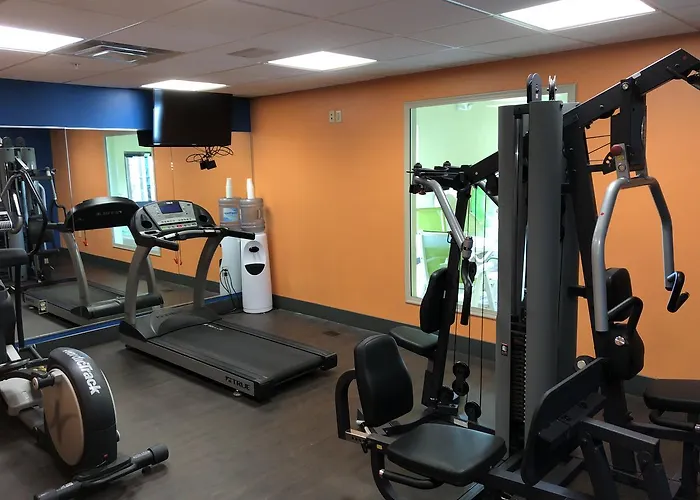 Countryview Inn & Suites
